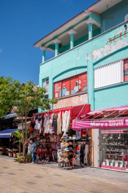 Playa del Carmen, Meksika - 28 Mart 2022 Play del Carmen 'de 5. Cadde' deki dükkan ve sokak manzarası.