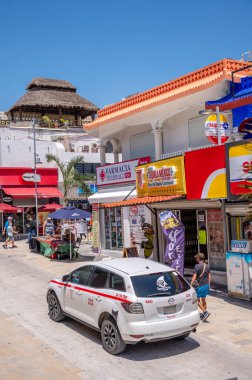 Playa del Carmen, Meksika - 28 Mart 2022 Play del Carmen 'de 5. Cadde' deki dükkan ve sokak manzarası.