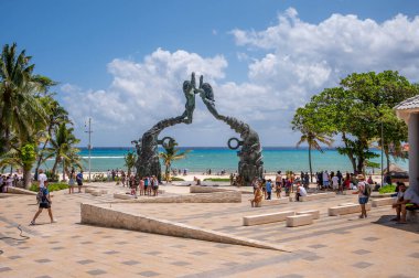 Playa del Carmen, Meksika - 28 Mart 2022 Playa 'daki Maya Portal Heykeli.