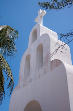 Mavi gökyüzü ve Capilla de Nta Seora del Carmen 'in çan kulesi Playa del Carmen' de 5. caddede..