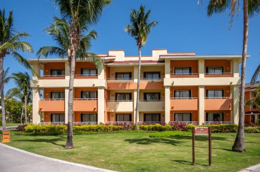 Tulum, Meksika - 29 Mart 2022: Riviera Maya 'daki Bahia Principe Grand Coba' da bir otel binasının görüntüsü.