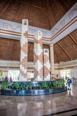 Tulum, Meksika - 29 Mart 2022: Riviera Maya 'daki Bahia Principe Grand Coba' nın lobi manzarası.
