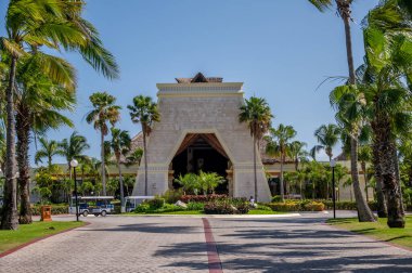 Tulum, Meksika - 29 Mart 2022: Riviera Maya 'daki Bahia Principe Grand Coba' daki lobi binalarının görüntüsü.