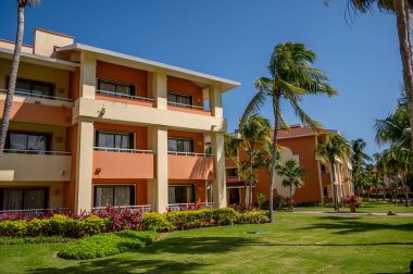 Tulum, Meksika - 29 Mart 2022: Riviera Maya 'daki Bahia Principe Grand Coba' daki otel binalarının görüntüsü.