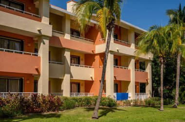 Tulum, Meksika - 29 Mart 2022: Riviera Maya 'daki Bahia Principe Grand Coba' da otel ilanlarının görüntüsü.