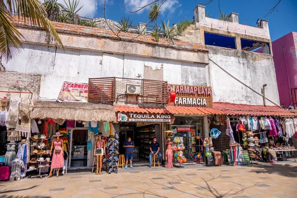 Playa del Carmen, Meksika - 28 Mart 2022 Play del Carmen 'de 5. Cadde' deki dükkan ve sokak manzarası.