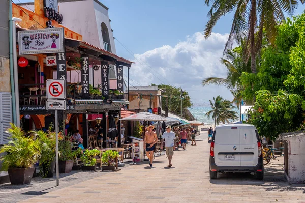 Playa del Carmen, Meksika - 28 Mart 2022 Play del Carmen 'de 5. Cadde' deki dükkan ve sokak manzarası.