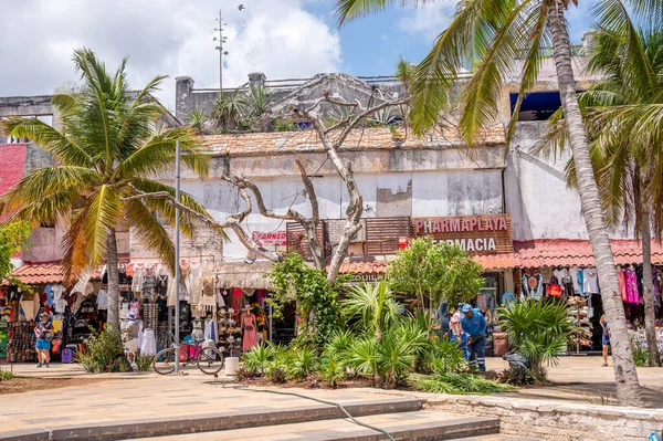 Playa del Carmen, Meksika - 28 Mart 2022 Play del Carmen 'de 5. Cadde' deki dükkan ve sokak manzarası.