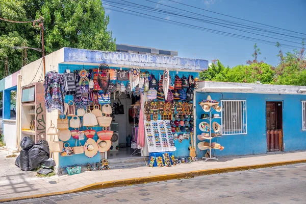 Playa del Carmen, Meksika - 28 Mart 2022 Play del Carmen 'de 5. Cadde' deki dükkan ve sokak manzarası.