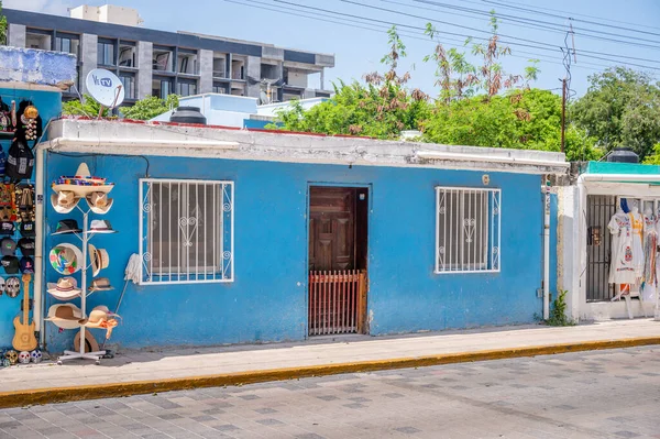 Playa del Carmen, Meksika - 28 Mart 2022 Play del Carmen 'de 5. Cadde' deki dükkan ve sokak manzarası.