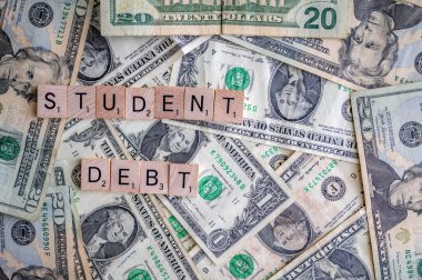 Calgary, Alberta - 21 Nisan 2022: Arka plan olarak Amerikan dolarları ile Sutdent borç kavramı.