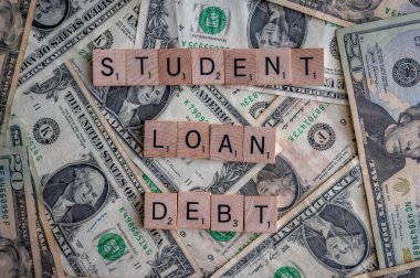 Calgary, Alberta - 21 Nisan 2022: Arka plan olarak Amerikan dolarları ile Sutdent borç kavramı.