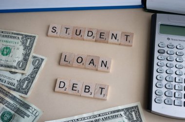 Calgary, Alberta - 21 Nisan 2022: Arka plan olarak Amerikan dolarları ile Sutdent borç kavramı.