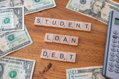 Calgary, Alberta - 21 Nisan 2022: Amerikan dolarlarıyla öğrenci borçları kavramını iptal et.