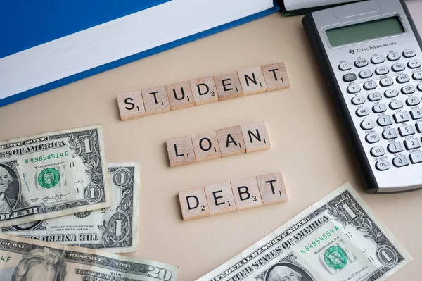 Calgary, Alberta - 21 Nisan 2022: Arka plan olarak Amerikan dolarları ile Sutdent borç kavramı.