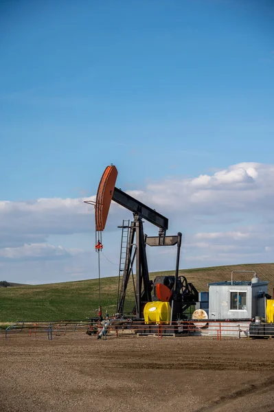 Pumpjacks Trabajando Los Campos Petrolíferos Alberta Día Primavera — Foto de Stock