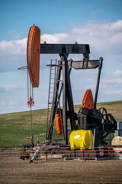 Pumpjacks Trabajando Los Campos Petrolíferos Alberta Día Primavera — Foto de Stock