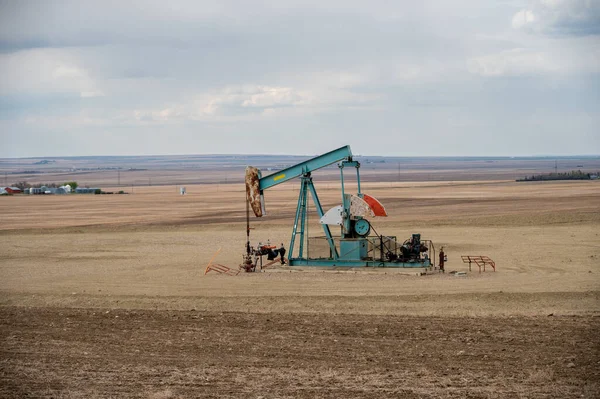 Pumpjacks Trabajando Los Campos Petrolíferos Alberta Día Primavera — Foto de Stock