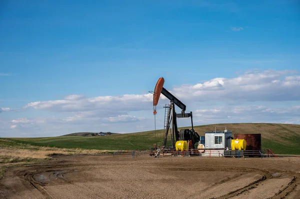 Pumpjacks Trabajando Los Campos Petrolíferos Alberta Día Primavera — Foto de Stock