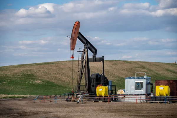 Pumpjacks Trabajando Los Campos Petrolíferos Alberta Día Primavera — Foto de Stock