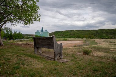 Rosebud, Alberta - 4 Haziran 2022 Çorak Topraklara bakan eski ahşap kilise sıraları.