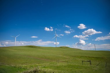 Alberta şehir merkezindeki Wintering Hills rüzgar parkı Drumheller 'a yakın..