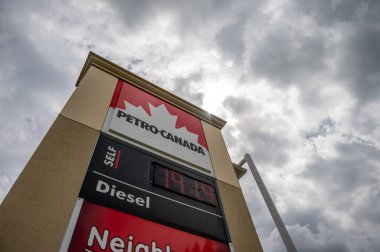 Calgary, Alberta, 16 Haziran 2022: Alberta 'da yüksek benzin fiyatları gösteren bir benzin istasyonunda Petro-Kanada imzası.
