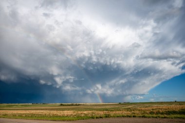 Güzel bozkırların üzerinde fırtına