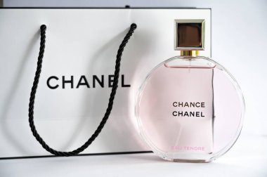 Calgary, Alberta - 19 Haziran 2022: Beyaz arka planda bir şişe Chanel parfümü.