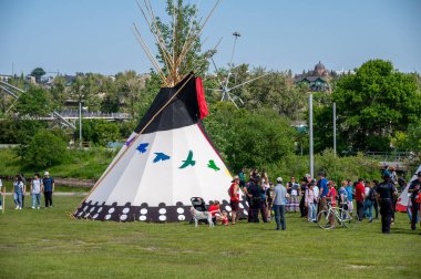 Calgary, Alberta - 1 Temmuz 2022: Calgary şehrindeki Kanada Günü kutlamalarında yerli kültür.