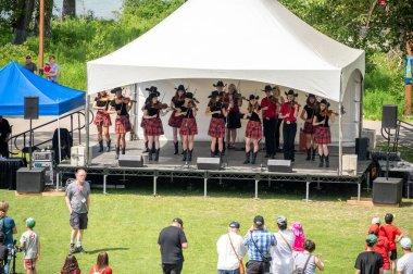 Calgary, Alberta - 1 Temmuz 2022: Calgary şehrinde Kanada Günü kutlamaları.