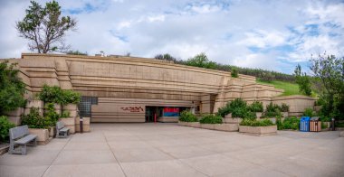 Fort Macleod, Alberta - 2 Temmuz 2022: Güney Alberta 'daki Kafa-Ezilmiş Bizon Atlayışı Müzesi' nin ana girişi.