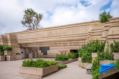 Fort Macleod, Alberta - 2 Temmuz 2022: Güney Alberta 'daki Kafa-Ezilmiş Bizon Atlayışı Müzesi' nin ana girişi.