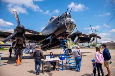 Nanton, Alberta - 2 Temmuz 2022: Alberta kırsalındaki Kanada Bombardıman Komuta Müzesi 'nde Avro Lancaster bombacısı.