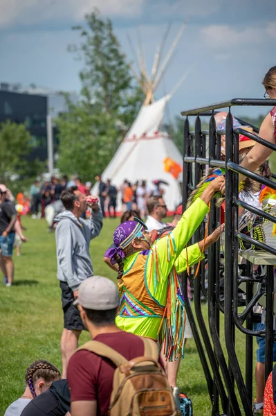 Calgary Alberta July 2022 Indigenous Dancers Preparing Powwow Canada Day — Fotografia de Stock