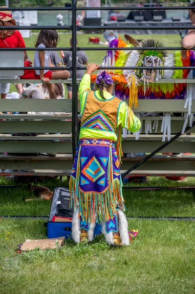 Calgary Alberta July 2022 Indigenous Dancers Preparing Powwow Canada Day — Stockfoto