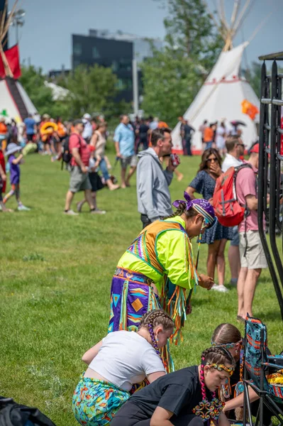 Calgary Alberta July 2022 Indigenous Dancers Preparing Powwow Canada Day — Fotografia de Stock