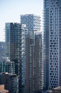 Vancouver, British Columbia - 23 Temmuz 2022: Vancouver şehir merkezindeki güzel apartman kuleleri.