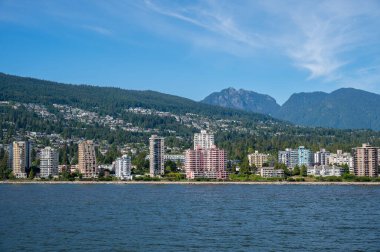 Vancouver limanından ayrılan bir yolcu gemisinden batı önü manzarası.