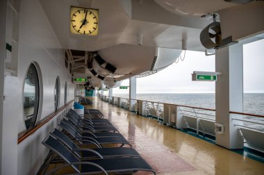 Vancouver, British Columbia - 24 Temmuz 2022: Bulutlu bir günde Deniz Serenadı 'nın 5. güvertesi.