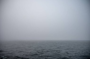 Görüş mesafesi sınırlı sisli okyanus manzarası.