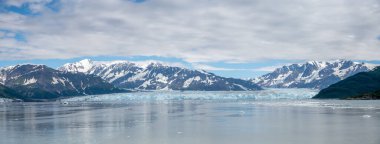 View of the famous Hubbard Glacier in Alaska. The Hubbar Glaicier is the largest tide water glacier in north america and a populare destination fro cruise ships.