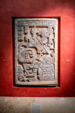 Londra, İngiltere - 19 Ağustos 2022: Amerika 'dan eserler. Mimar Lord Norman Foster tarafından tasarlanan İngiliz Müzesi.