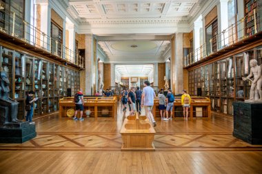 Londra, İngiltere - 19 Ağustos 2022: Londra 'daki ünlü İngiliz Muesum Aydınlanma Odası içindeki sergiler.