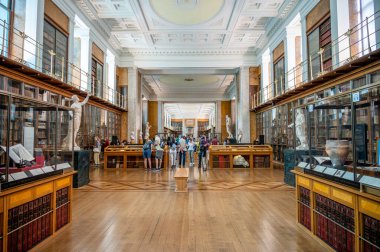 Londra, İngiltere - 19 Ağustos 2022: Londra 'daki ünlü İngiliz Muesum Aydınlanma Odası içindeki sergiler.