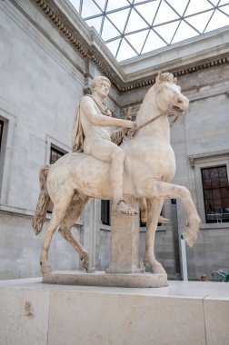 Londra, İngiltere - 19 Ağustos 2022: Mimar Lord Norman Foster tarafından tasarlanan British Museum 'daki Büyük Mahkeme' de sergiler