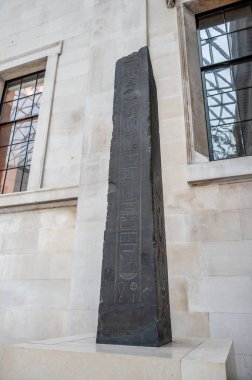 Londra, İngiltere - 19 Ağustos 2022: Mimar Lord Norman Foster tarafından tasarlanan British Museum 'daki Büyük Mahkeme' de Mısır yapay atı