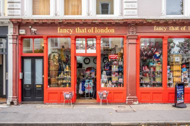 Londra, İngiltere - 19 Ağustos 2022 Londra hediyelik eşya dükkanının dış mekanı..