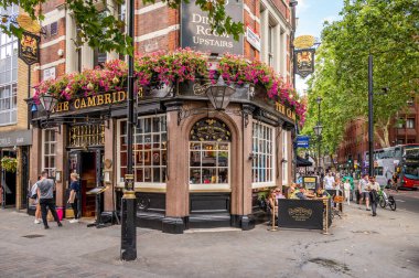 Londra, İngiltere - 19 Ağustos 2022: Londra 'nın batı ucundaki Cambridge barı.