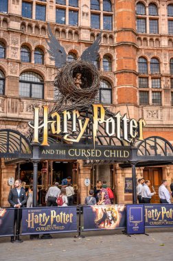 Londra, İngiltere - 19 Ağustos 2022: Harry Potter Lanetli Çocuk oyununa ev sahipliği yapan Palace Theatre 'ın dışı.